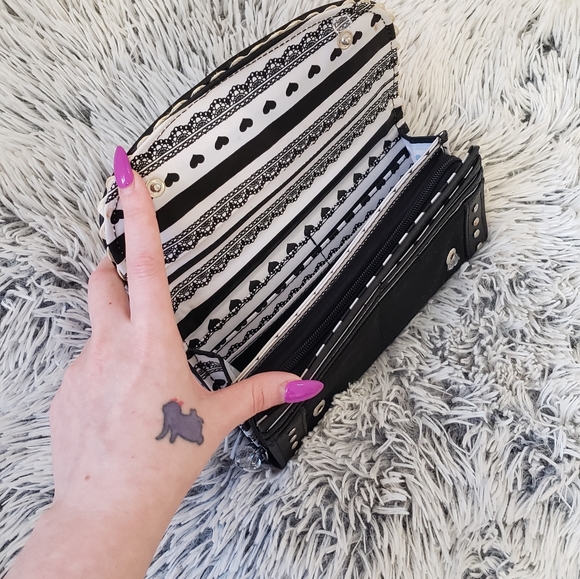 Hello Kitty Wallet - Picture 4 of 7